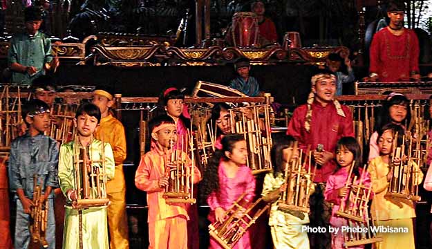 您可以在好几个地方欣赏到安格隆演奏,其中 saung angklung udjo 是