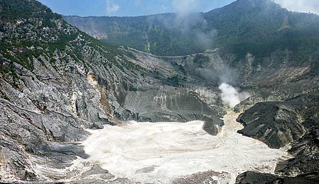 覆舟火山、白色火山湖与尖特